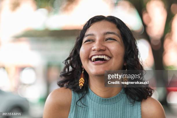 portrait of young woman smiling - depoimento - fotografias e filmes do acervo
