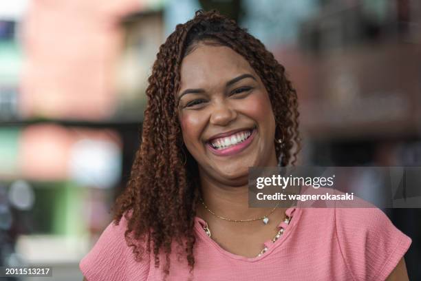 portrait of young woman smiling - depoimento imagens e fotografias de stock