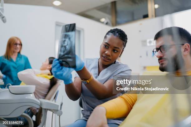 comprobación de esta radiografía - radiologia dental fotografías e imágenes de stock