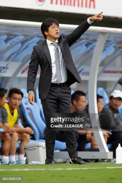 Head coach Hiroshi Nanami of Júbilo Iwata gives the team instruction during the J.League J1 match between Júbilo Iwata and Omiya Ardija at Yamaha...