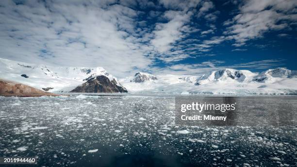 hielo e icebergs a la deriva de la antártida en la bahía de los glaciares de la antártida - océano antártico fotografías e imágenes de stock