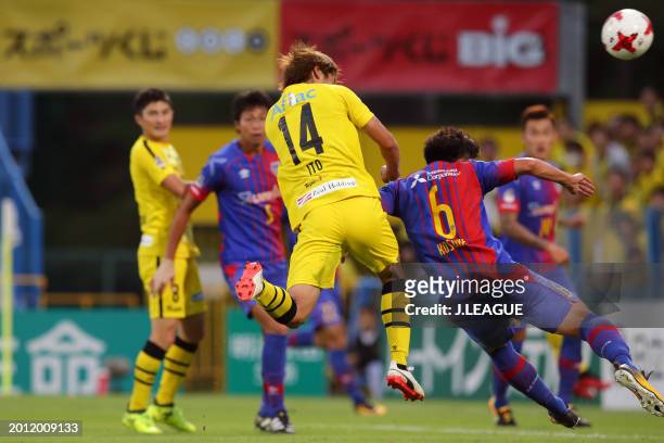 Junya Ito of Kashiwa Reysol heads to score the team's second goal during the J.League J1 match between Kashiwa Reysol and FC Tokyo at Hitachi Kashiwa...