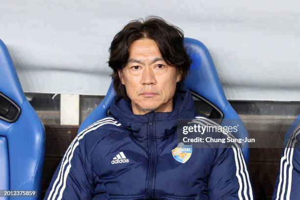 Head coach Hong Myung-bo of Ulsan Hyundai is seen prior to the AFC Champions League Round of 16 first leg match between Ulsan Hyundai and Ventforet...