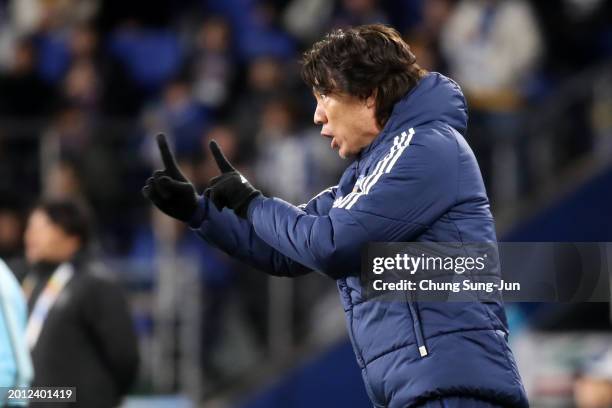 Head coach Hong Myung-bo of Ulsan Hyundai gives the team instruction during the AFC Champions League Round of 16 first leg match between Ulsan...