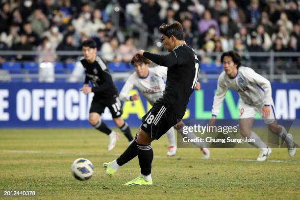 Joo Min-kyu of Ulsan Hyundai converts the penalty to score the team's second goal during the AFC Champions League Round of 16 first leg match between...