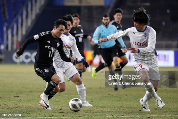 Um Won-sang of Ulsan Hyundai competes for the ball against Takuto Kimura and Kaito Kamiya of Ventforet Kofu during the AFC Champions League Round of...