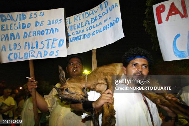 Manifestantes participan en la "marcha contra la injusticia", convocada por el ex obispo católico y actual candidato a la presidencia de Paraguay,...