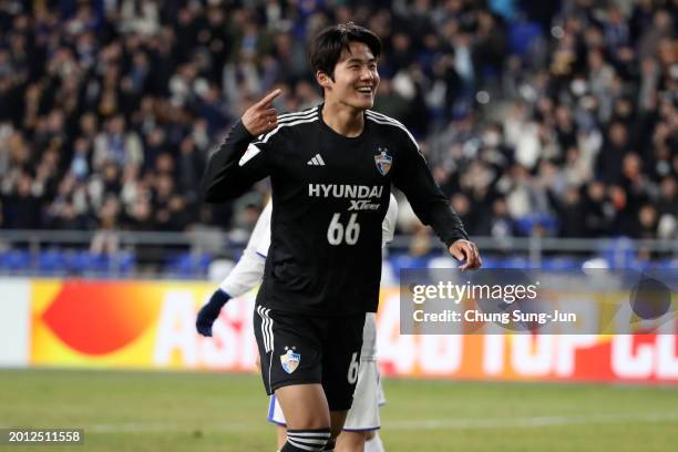 Seol Young-woo of Ulsan Hyundai celebrates after scoring the team's third goal during the AFC Champions League Round of 16 first leg match between...