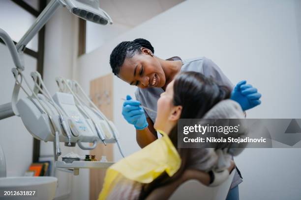 having a medical exam at my dentist's office - vulling tandartsapparatuur stockfoto's en -beelden