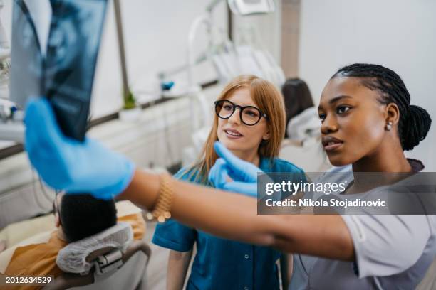 checking this x-ray image - tandartsassistent stockfoto's en -beelden