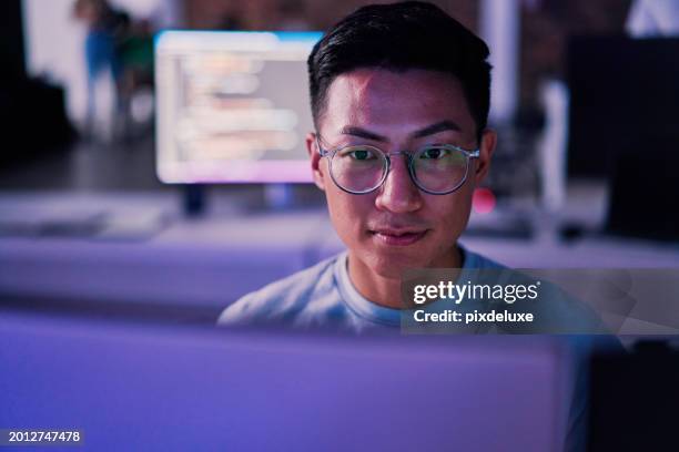 empresario, ordenador o código de programación en oficina nocturna para desarrollo de software, ciberseguridad o seguridad de bases de datos. programador, desarrollador o ingeniero asiático en tecnología para la codificación web 3.0 en la oscuridad - inteligencia artificial fotografías e imágenes de stock