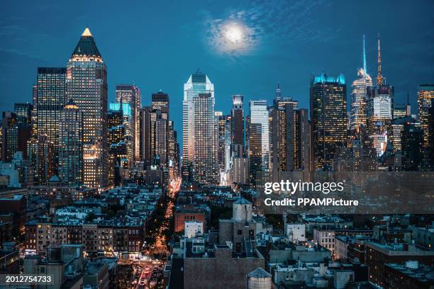 nueva york, manhattan a la luz de la luna - manhattan fotografías e imágenes de stock