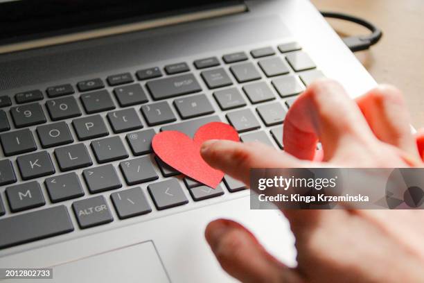 online dating - online dating scam photos et images de collection