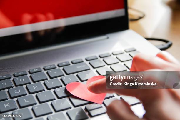 online dating - gemengde signalen uitzenden stockfoto's en -beelden