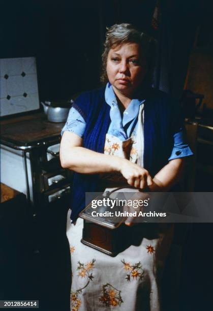 Das Winterhaus, ARD Fernsehfilm, Regie: Hilde Lermann, Deutschland Szene: Ilse Page mit Kaffeemühle.