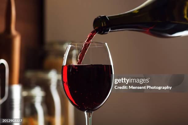 red wine being poured in a glass - vinho tinto imagens e fotografias de stock
