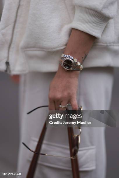 Tara Tut seen wearing Zara creamy white cotton oversized sweater, matching Zara creamy white jogger pants / sweatpants, H&M white boucle bomber...