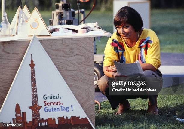 Brigitte Xander, ORF-Moderatorin, hier in der 3sat-Sendung: Grüezi, Servus, Guten Tag, circa 1985.