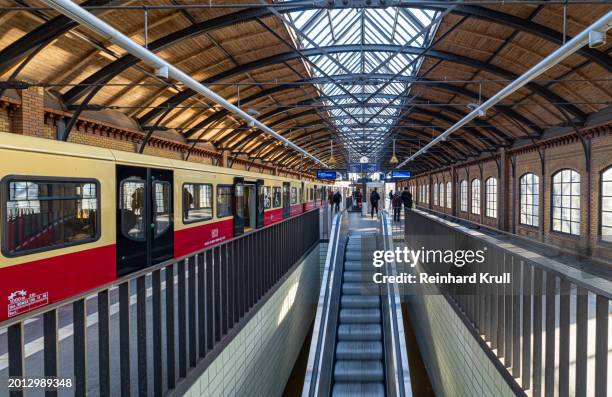 berlin s-bahn train at station bellevue - reinhard krull stock pictures, royalty-free photos & images