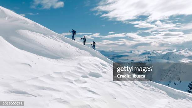 islanda, scialpinisti uomini - scialpinismo foto e immagini stock