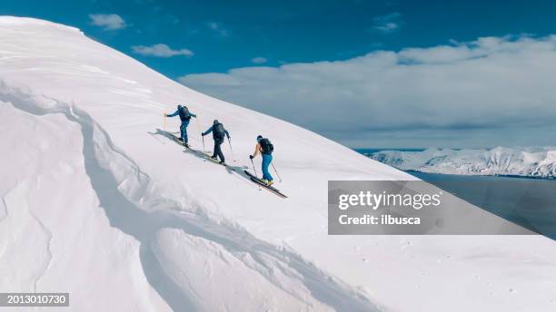 islanda, scialpinisti uomini - scialpinismo foto e immagini stock