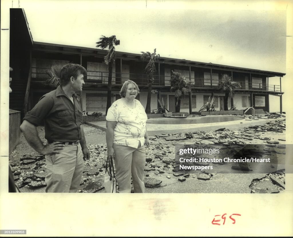 1980 Press Photo Mr. & Mrs. John Fox - Dunes Motel hurricane damage, South Padre