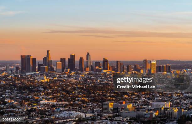 aerial sunset view of downtown los angeles - los angeles county stockfoto's en -beelden