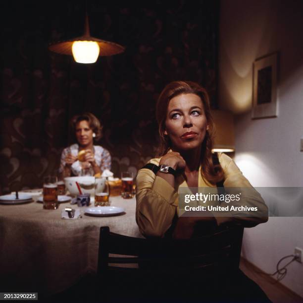 Zahnschmerzen, Fernsehfilm, Deutschland 1975, Regie: Michael Kehlmann, Darsteller: Gudrun Thielemann, Dinah Hinz.