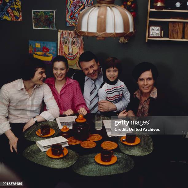 Kennen Sie die Lindemanns?, ZDF Fernsehserie, Deutschland Szene: Hans-Georg Panczak, Ute Willing, Günter Lamprecht, Ralf Weiss und Barbara Rütting.