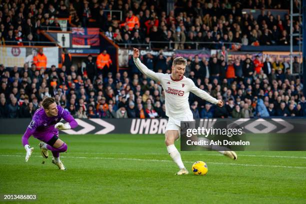 Rasmus Hojlund of Manchester United scores a goal to make the score 0-1 during the Premier League match between Luton Town and Manchester United at...