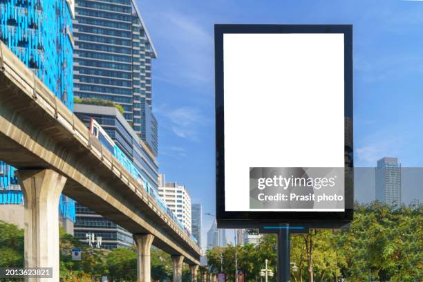 white mock up blank vertical billboard on the city street - cartaz-do-ponto-de-ônibus - fotografias e filmes do acervo
