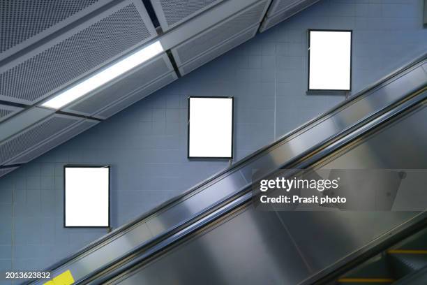 blank billboard on subway station - scala mobile foto e immagini stock