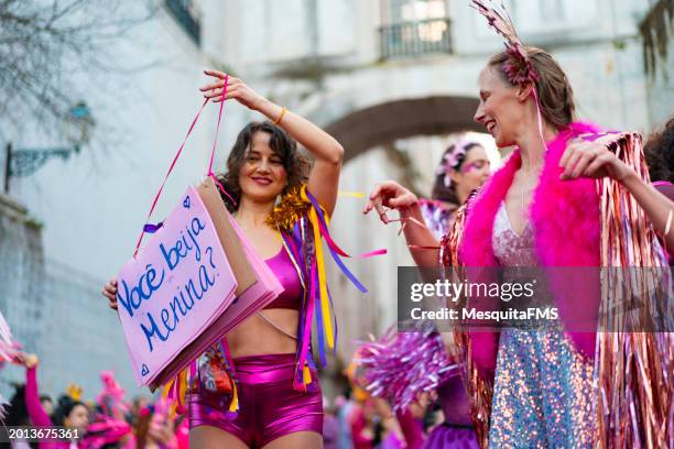 straßenkarnevalsumzug in lissabon - stelze stock-fotos und bilder