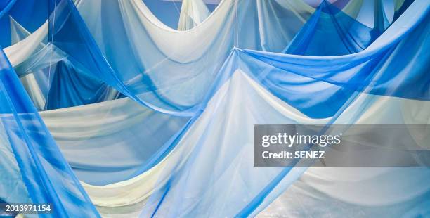 stage scenery, draped chiffon - mousseline de soie photos et images de collection