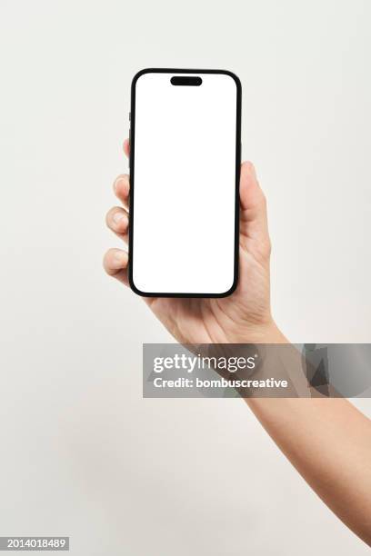 segurando a mão apple iphone 14 pro - holding iphone - fotografias e filmes do acervo