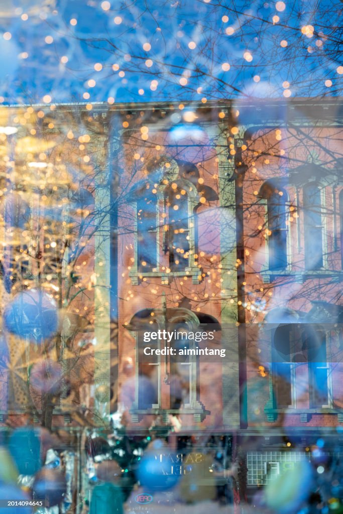 Reflejo de la ventana de un edificio histórico