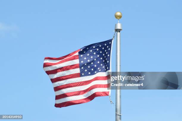 -amerikanische flagge im wind - fahnenstange stock-fotos und bilder