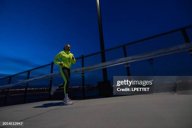 running at night - reflective clothing run stock pictures, royalty-free photos & images