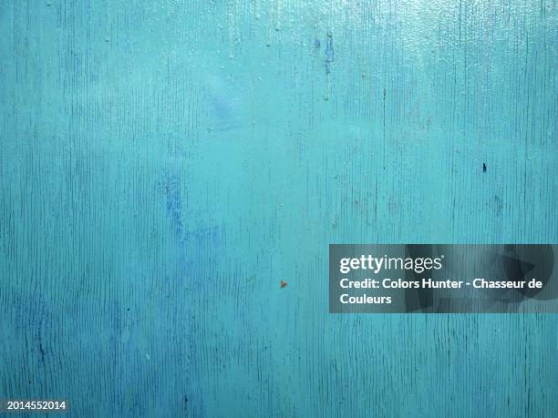 textured wood panel painted in turquoise. close-up of the palisade of a construction site in london, england, united kingdom. sunlight. natural colors. - fondo turquesa fotografías e imágenes de stock