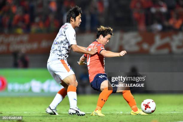 Genki Omae of Omiya Ardija controls the ball against Takuma Edamura of Shimizu S-Pulse during the J.League J1 match between Omiya Ardija and Shimizu...