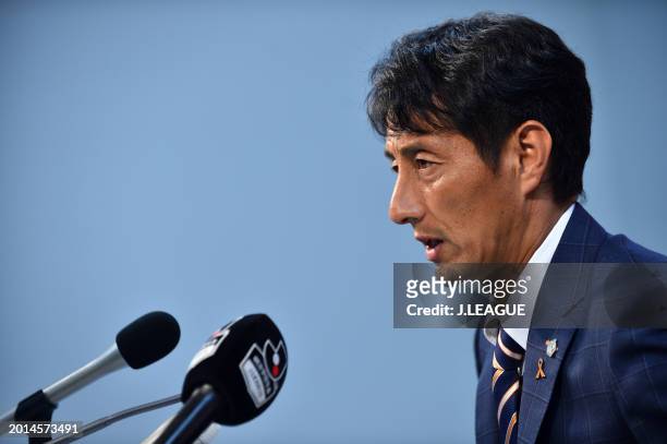 Head coach Akira Ito of Omiya Ardija pr the J.League J1 match between Omiya Ardija and Shimizu S-Pulse at NACK5 Stadium Omiya on September 30, 2017...