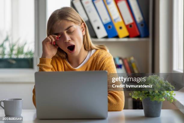 woman bored and yawning - yawn office stockfoto's en -beelden