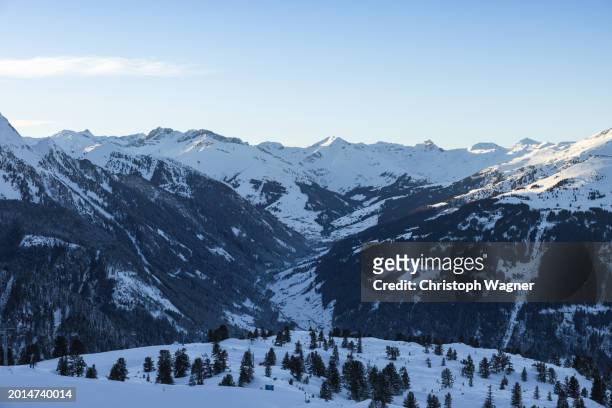 österreich, tirol, zillertal, winter - zillertal stock pictures, royalty-free photos & images