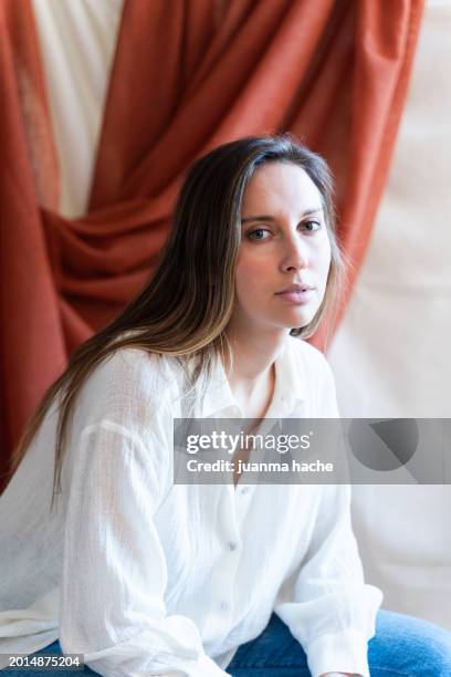 young woman in a studio shot. - studio head shot serious confident looking at camera imagens e fotografias de stock