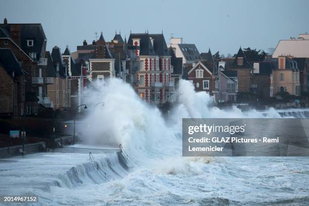 waves during high tides in saint-malo - high tide waves stock pictures, royalty-free photos & images