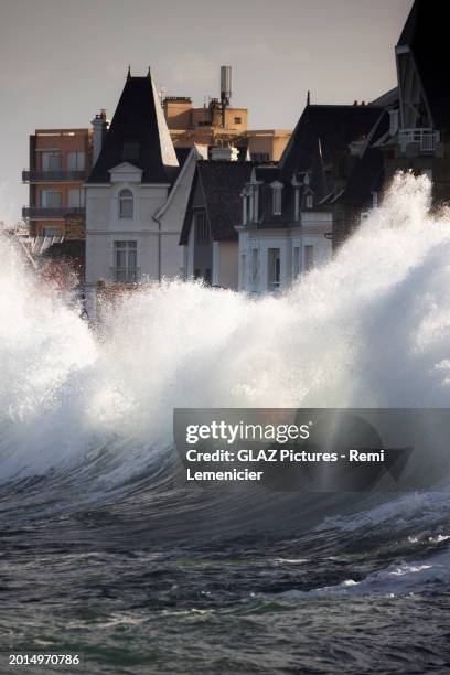 waves during high tides in saint-malo - smaragd stockfoto's en -beelden