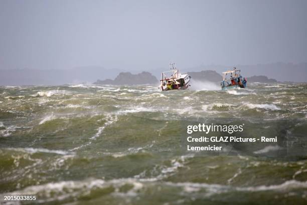 waves during high tides in saint-malo - boats high tide stock pictures, royalty-free photos & images
