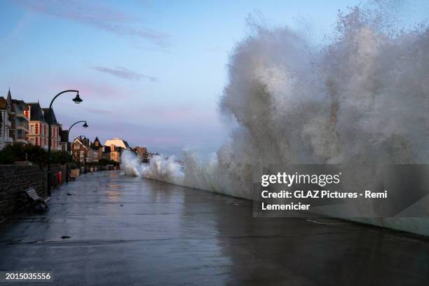 waves during high tides in saint-malo - high tide waves stock pictures, royalty-free photos & images