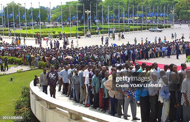 Thousands of Democratic Repoublic of Congo people queue at the People's Palace in Kinshasa 22 January 2001 to pay their last respects for their...