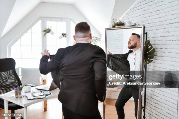 gerente de proyecto masculino feliz bailando en la oficina después de tener una reunión exitosa - quitar fondo de imagen online fotografías e imágenes de stock